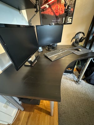 Skrive-/computerbord, IKEA, b: 120 d: 60 h: 74, Hjørneskrivebord / Gamerbord sælges.
Det er købt i I