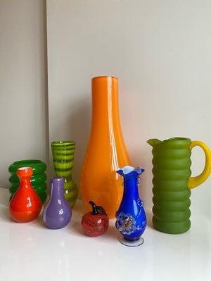 Vase kande, Forskellige glas ting. Nogle nye, nogle retro. 

Grøn glas kande med gult håndtag - vint