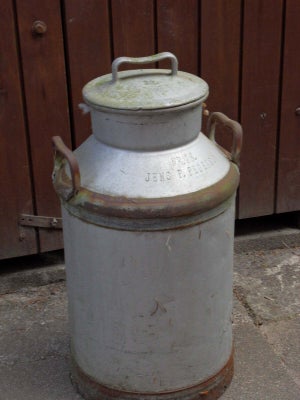 Mælkejunge, 40 liter samt mælkesi, Solid Mælkejunge på 40 liter. Fra 1960.
Foto(488F). Pris 950 kr.
