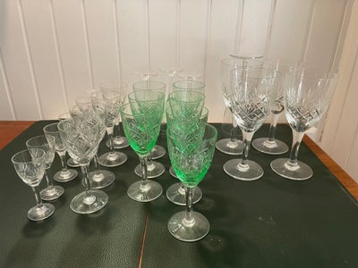 Glas, Krystalglas med slibninger, Smukke gamle krystal glas med slibninger. Glassene er intakte ( i 