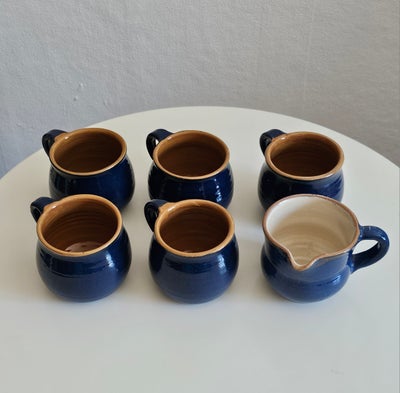 Keramik, Krus, Fem krus og en flødekande, lertøj, med blank blå glasur, krusene er brune indvendigt,