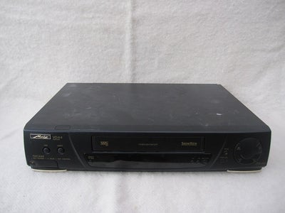 VHS videomaskine, 

Metz.
-----
- Model_ VD44,

- Scart-stik for nem TV-tilslutning,
- Afspiller fin