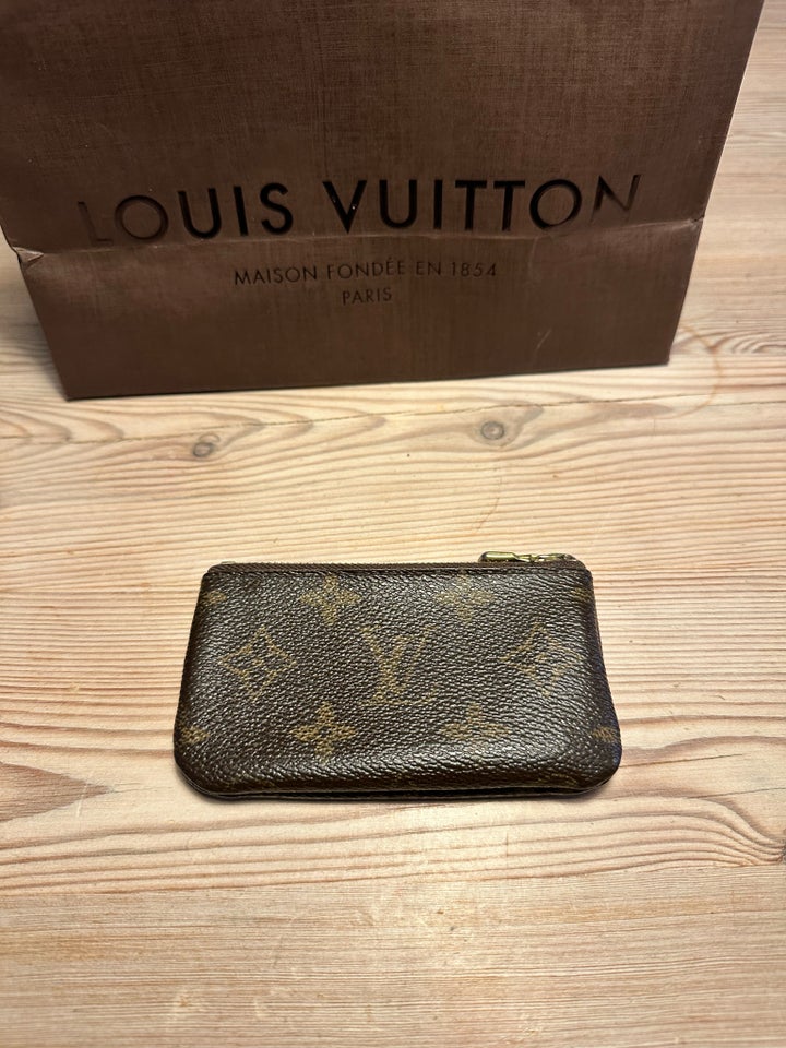 Pung, Louis Vuitton
