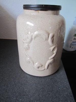 Vase, vase, vase

22 cm

Sender mest med gls. op til 1 kg forsikret for 43 kr.
Porto udregnes endeli