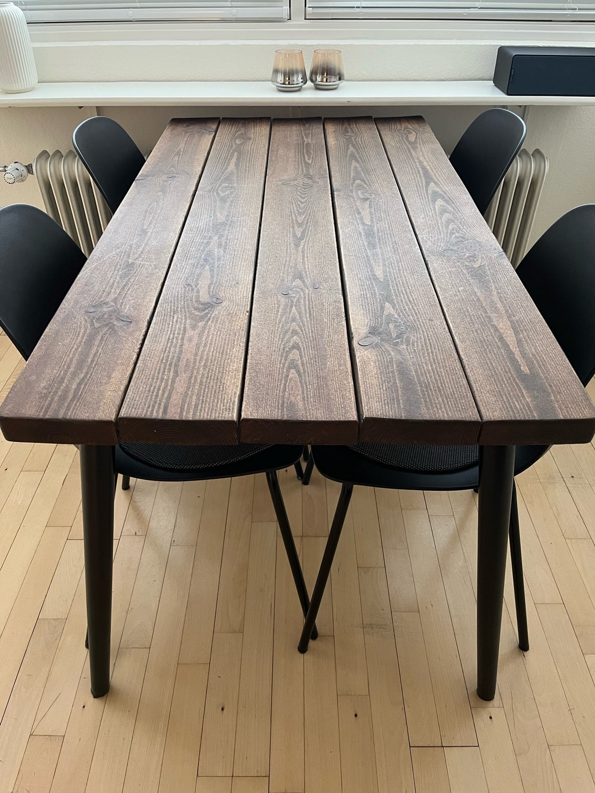 Spisebord m/stole, Bord: træ (planke), stole: plastik