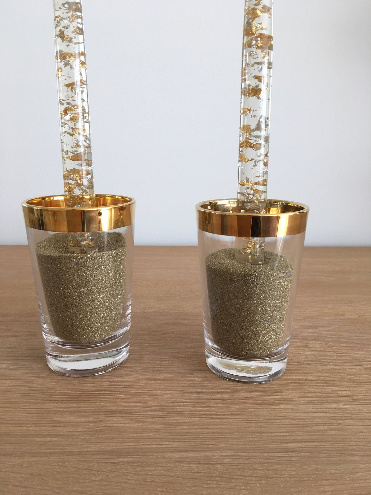 2 glas lysestager med gyldent kant og gylden sand, Ilum