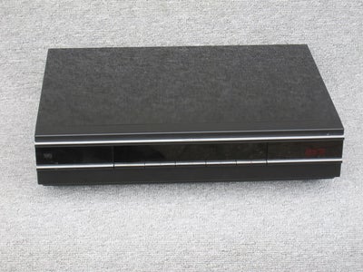 VHS videomaskine, Bang & Olufsen, V8000, Perfekt, 

- PIANO sort,
- Afspiller fint,
- 2 x Scartstik,