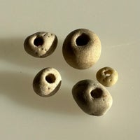 Perler, Sandsten (min vurdering), 7000 år gl.