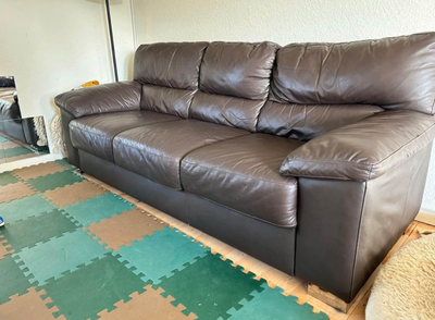 Sofa, 3 pers., Flot, brun 3-personers lædersofa sælges. Sofaen er dejligt blød at sidde samt ligge i