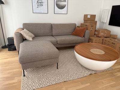 Sofa, 3 pers. , Idemøbler, 3-personers sofa + puf fra Idemøbler (Cucito)
Fenice 315 Muscat stof 
Sor