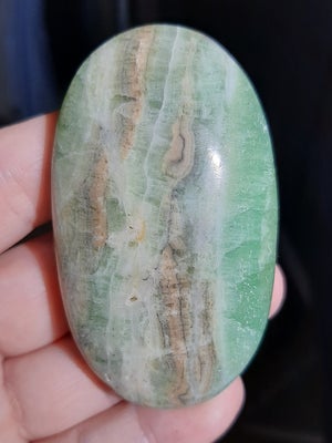 Smykker og sten, Krystaller, Kiwi Calcit palmstone (7,5×5cm) 100g.
