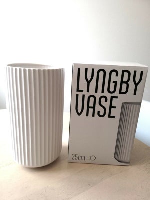 Vase, Lyngby Vase, Lyngby, HELT NY, UBRUGT stor hvid, riflet Lyngby vase i original æske.

Stor smuk
