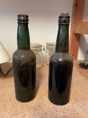 Øl, 2 stk antik uåbnet øl, 2 gamle flasker med øl
Den ene flaske er mærket i bund - se foto
Der er i