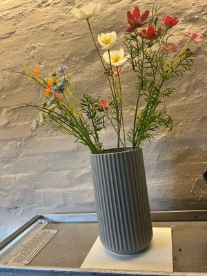 Vase, Lyngby vase , Lyngby, Lyngby vase i grå, 

H: 25 cm 

Afhentes i Holbæk 