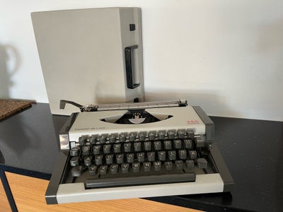 Skrivemaskine, AEG Olympia Traveller de Luxe, Ældre rejseskrivemaskine, brugt men fungerer perfekt. 