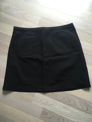 Kort nederdel, str. 36, H&M,  Sort,  Næsten som ny, Sort nederdel med lynlås bagpå og lommer foran.
