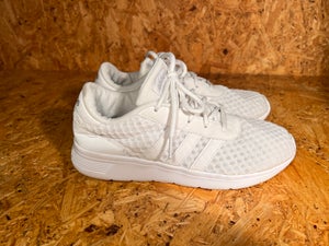 Læsbarhed Vandre Surrey Find Sneakers 38 Hvid på DBA - køb og salg af nyt og brugt