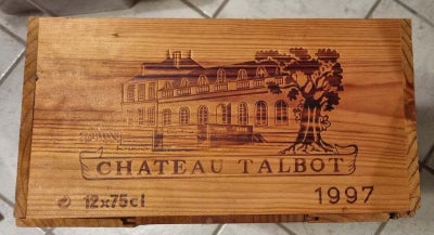 Vinkasse, træ, Træ vinkasse fra Chateau Talbot 1997. Kassen er pæn og ren, dog er der slået et lille