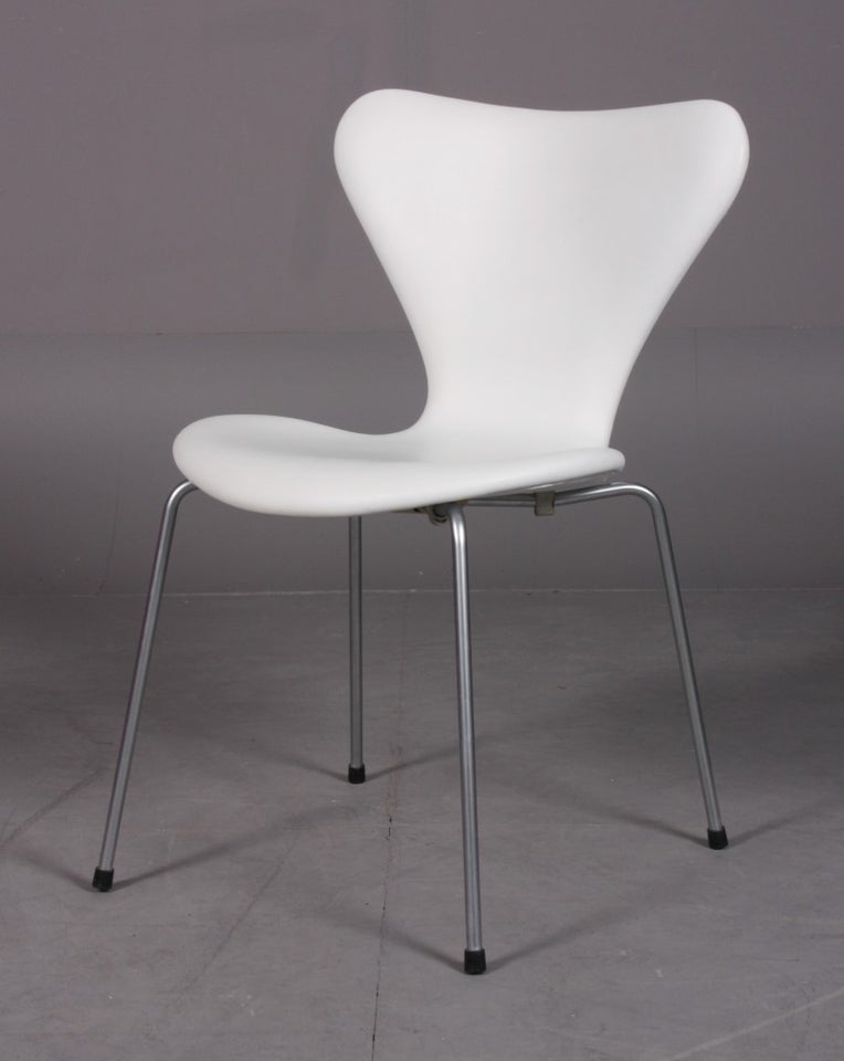 Arne Jacobsen model 3107 Stolen er nypolstret.