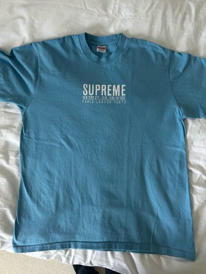 T-shirt, Supreme , str. M,  Lyseblå,  Bomuld ,  Næsten som ny, Flot t-shirt uden fejl og pletter 