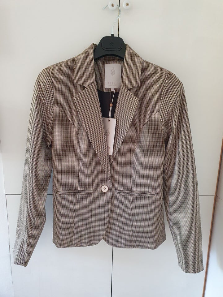 Blazer, str. 34, Minus