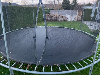 Trampolin, Ca 400cm. 

NB: lynlås ved ‘indgang’ er gået i stykker. Sælges uden kantmåtte (den blå ka