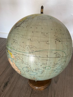 Globus, Træ og metal, Gammel globus fra Tower Globus sælges. Fod af træ og umiddelbart er globussen 