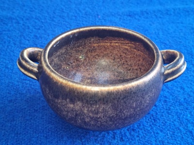Keramik, Skål med hank, SAXBO, 

Fin SAXBO skål i brun glasur og med 2 hanke .
Skålen er 7 cm høj og