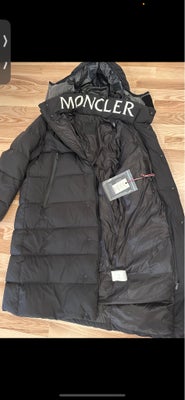 Vinterjakke, str. 52, Moncler ,  Sort ,  Ubrugt, Lang model
Størrelse: 4 (svarer ca. til L/XL, tjek 