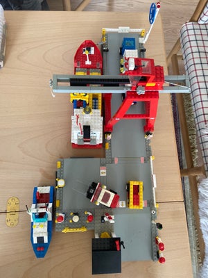 Lego andet, Lego havn nr 6542.
Manual medfølger.
To røde antenner mangler.