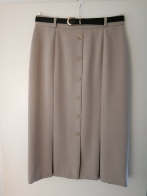 Nederdel, str. 36, Brantex,  100 % Text polyester,  Næsten som ny, Pæn nederdel med smalt brunt bælt