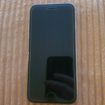 iPhone 6, 32 GB, aluminium, Rimelig, Brugt men meget få brugsspor. Skærmen påsat panzerglas. Ingen r