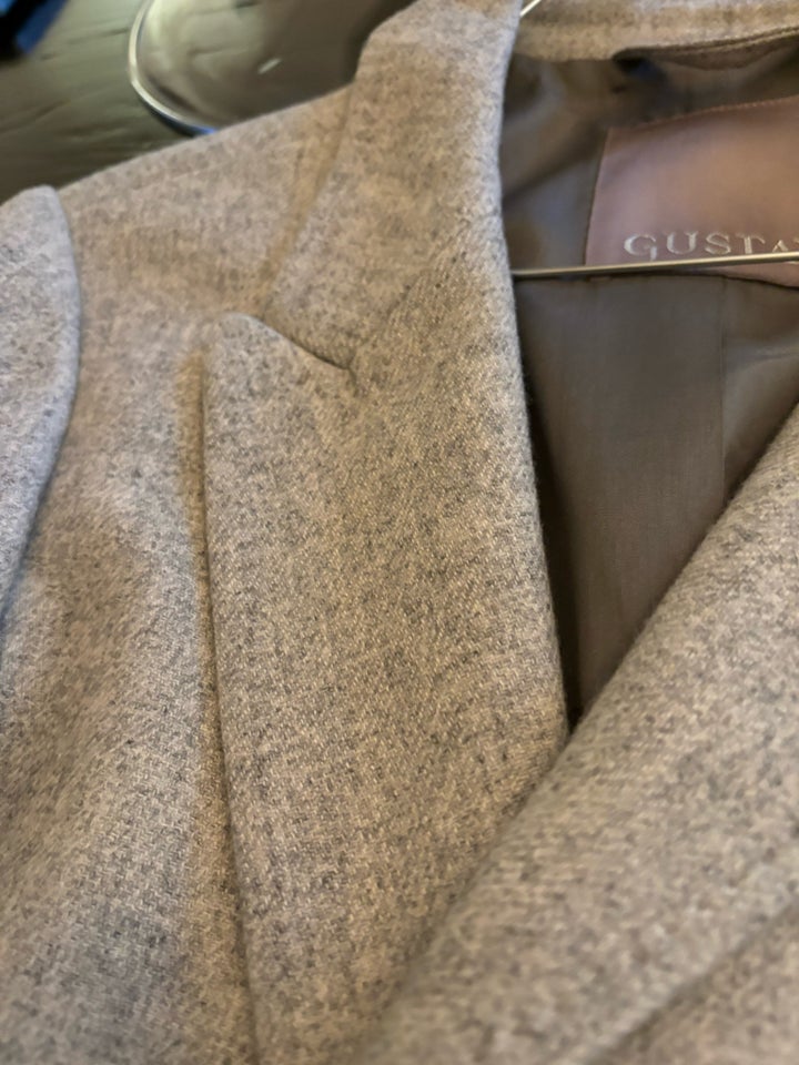 Blazer, str. 38, Gustav