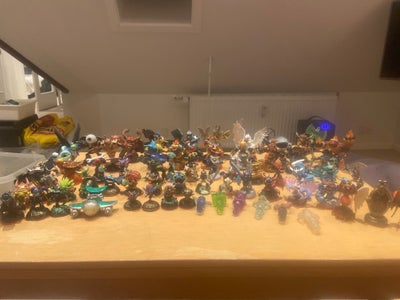 Skylanders, PS4, 30 normale, 4 kæmper med krystal våben, 8 normale kæmper, 2 baby skylanders, 5 man 