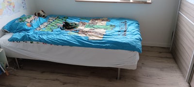 Enkeltseng, Ikea, b: 120 l: 200 h: 52, Fint 120 cm bred ikea seng, med top madras . Hentes i Vejle.