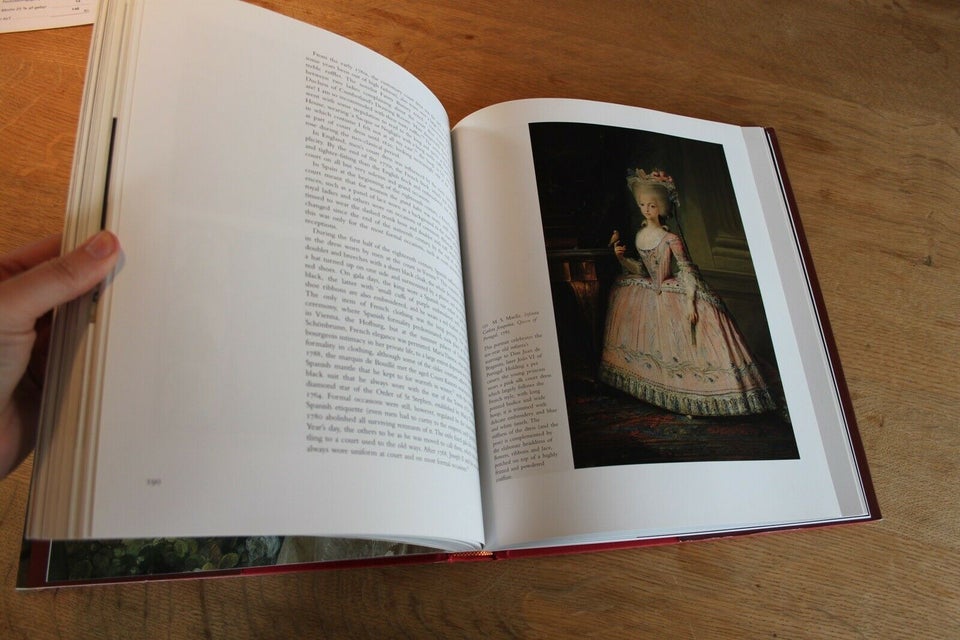 Dress in Eighteenth-century Europe, Aileen Ribeiro, emne: