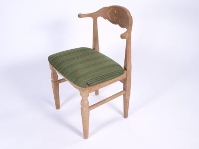 Stol-på-stol, kjærnulf afsyret eg
befinder sig på stevns, men kan leveres
Retro stol med fantastisk 