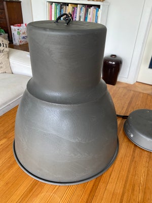Anden loftslampe, Stor flot industri look lampe i koks grå
40 cm høj
36 i diameter