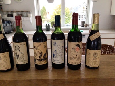 Andre samleobjekter, Rødvin, 8 flasker rødvin med etiketter af Bernhard Lipsøe. 
Vinen kan ikke drik