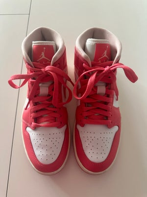Sneakers, str. 38, Nike,  Multi,  God men brugt, Nike Air Jordan 1 mid “strawberries and cream”
Str 