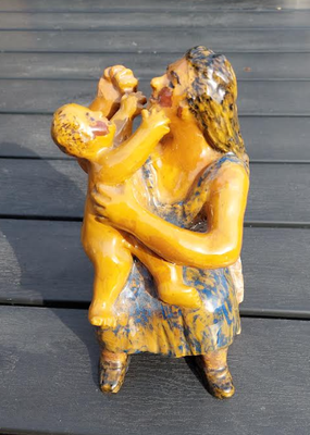 Keramisk figur, A. H. Mor med barn. Keramik. Unika. Signeret monogram A.H. Højde 20 cm.