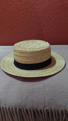 Hat, Strå hat,  Rå hvid,  Strå, Sælger herre strå hat med sort bånd. Har et lille sted med flettet e