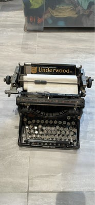 Skrivemaskine, ., Gammel skrivemaskine. Ved ik om den virker. Er blevet brugt til pynt. 
