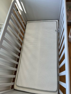 Tremmeseng, Tremmeseng, b: 60 l: 120, Sundvik seng Ikea i grå (60x120) 
Babydan madras med vådligger