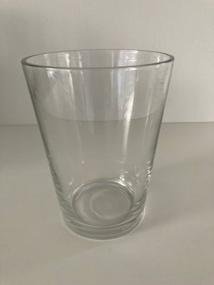 Vase, Glasvase, Glasvase i kraftig glas. 
Højde: 20 cm. 
Diameter: 15 cm