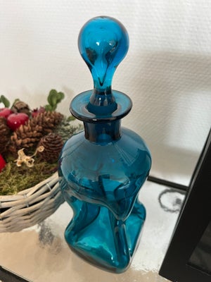 Flasker, Klukflaske, Holmegaard i blå farve
højde 20 cm - 8x8 cm
blå prop - sjældent set

kan sendes