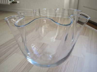 Vase, glasvase, Stor robust og flot glasvase med en diameter på 29,5 cm.
Vasen har varierende højder