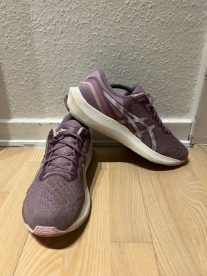 Sneakers, str. 42, asics,  Næsten som ny, STAND: SOM NYE
STR:42
NYPRIS:1000,-

SENDER GERNE