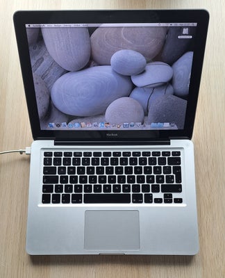 MacBook, A1278, 2.0 GHz, 2 GB ram, 160 GB harddisk, Der er tale om en ældre svend fra ca. 2009, som 