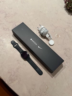 Smartwatch, Apple, Apple Watch 6 series. 

40mm. 

Sort med Nike rem i Small/Medium.

Pæn stand og n